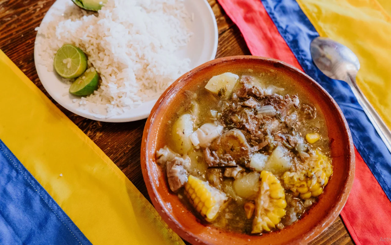 Sancocho colombiano con maíz, carne y aguacate