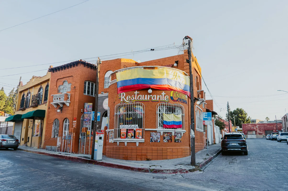 Fachada de Encanto Colombia en el centro histórico de Saltillo