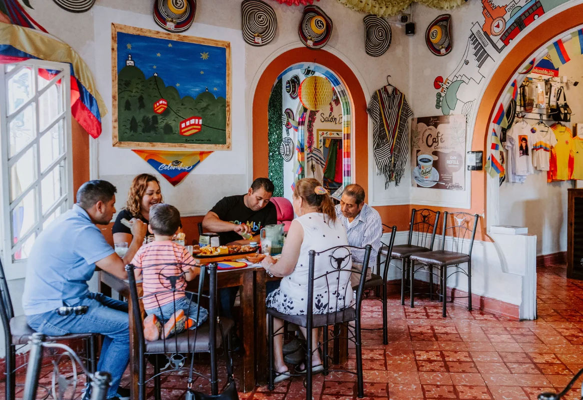 Familia disfrutando una comida en Encanto Colombia
