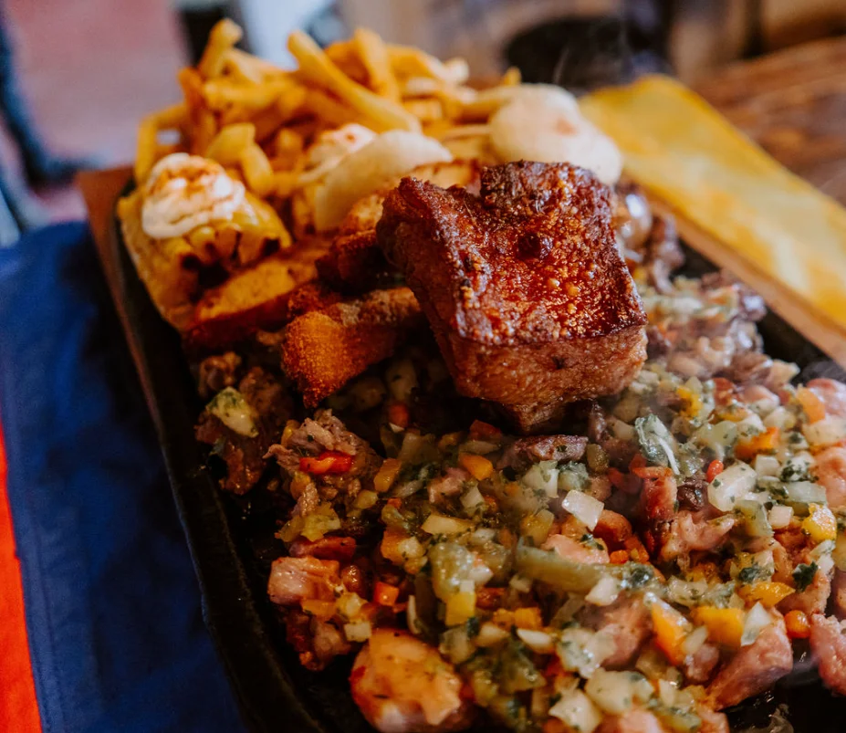 Picada con chicharrón colombiano
