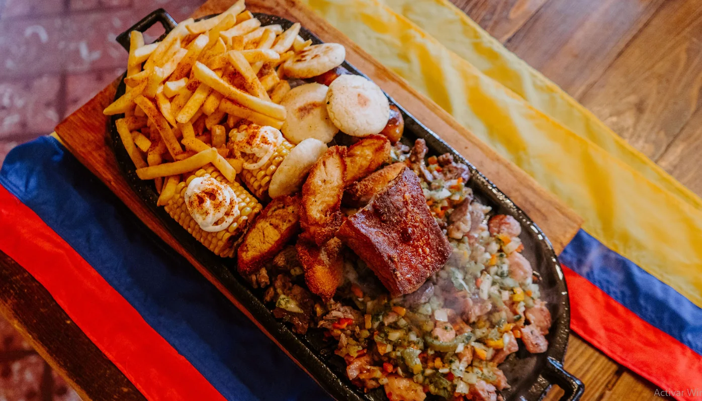 Picada colombiana con carne, plátano, arepa y papas