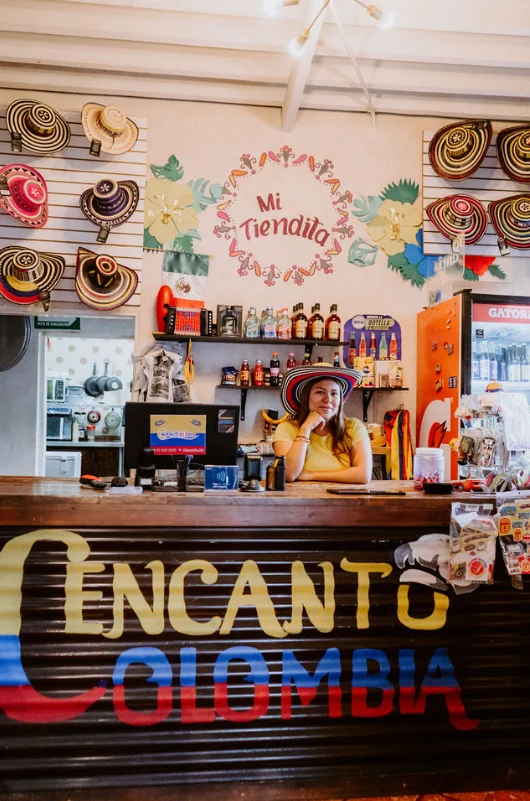 Mostrador de La Tiendita en Encanto Colombia con productos colombianos